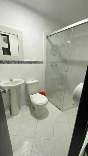 Regadera, toallas, jabón, papel de baño 