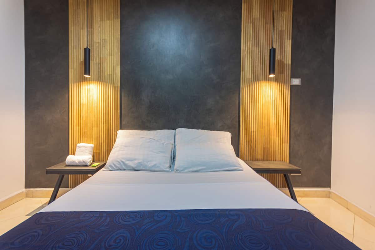 Minibar, wifi gratis, decoración personalizada y muebles diferentes 