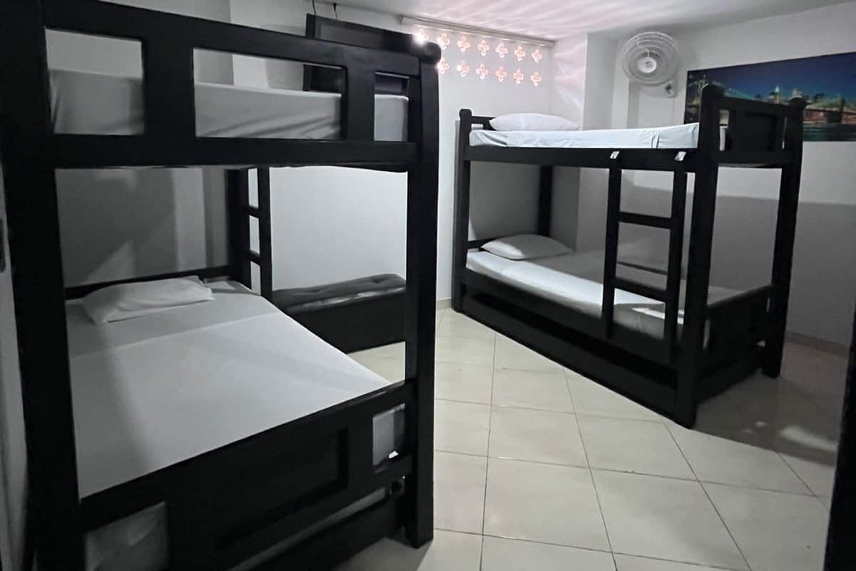 Minibar, wifi gratis, decoración personalizada y muebles diferentes 