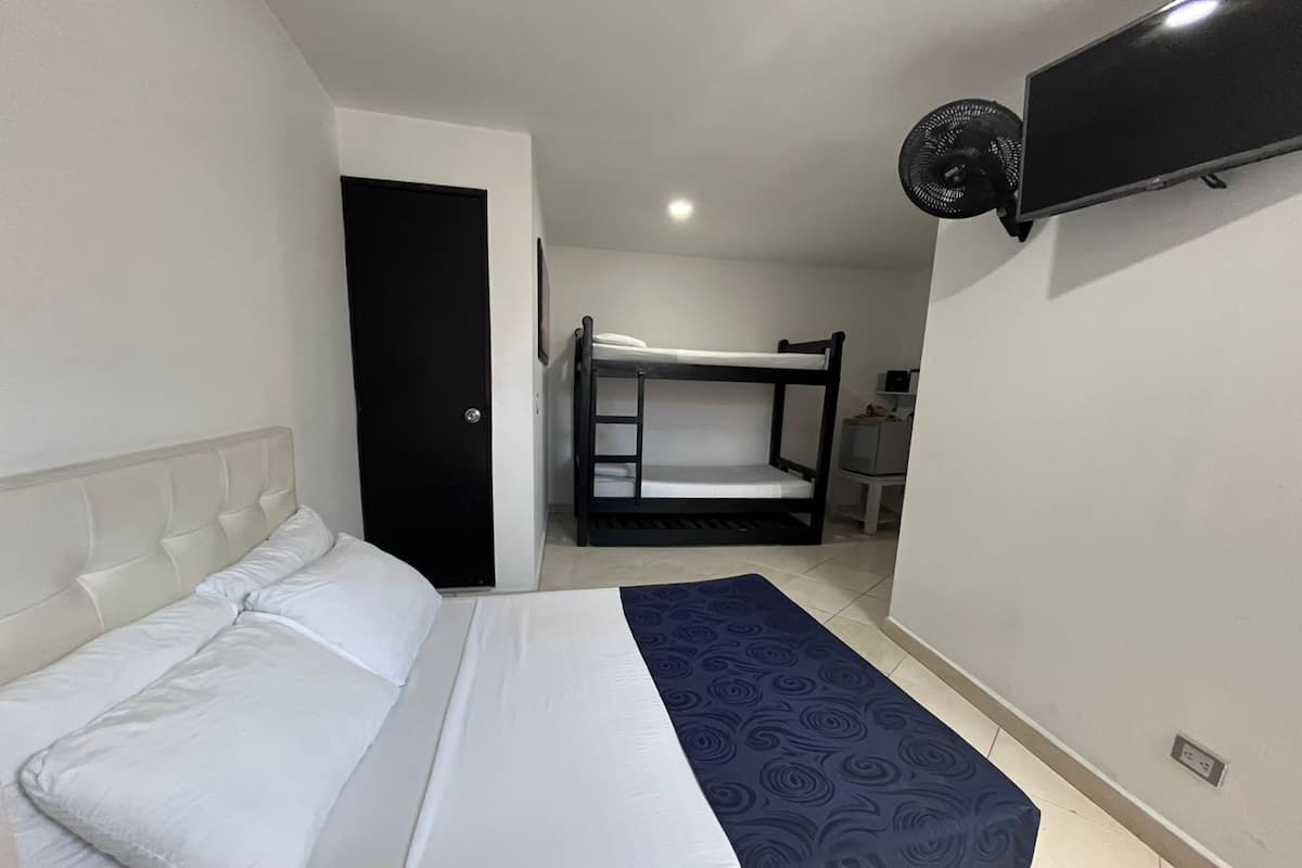 Minibar, wifi gratis, decoración personalizada y muebles diferentes 
