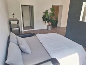 Schreibtisch, Bügeleisen/Bügelbrett, Reisekinderbett, kostenloses WLAN