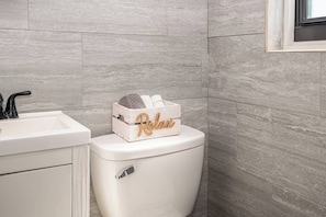Haartrockner, Handtücher, Seife, Shampoo