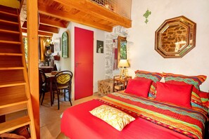 Tabla de planchar con plancha, wifi y ropa de cama 