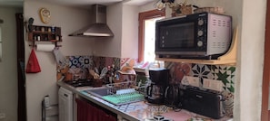 Private kitchen - Apartment “Les Châtaigniers Gîtes du Mas Haut” with Mountain View, Wi-Fi, and Air Conditioning (Saint-Jean-du-Gard)