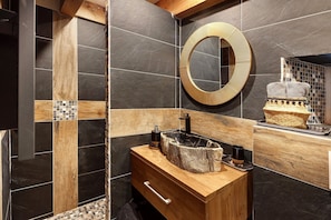 Douche, sèche-cheveux, serviettes fournies