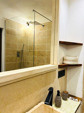 Shower, hair dryer, towels
