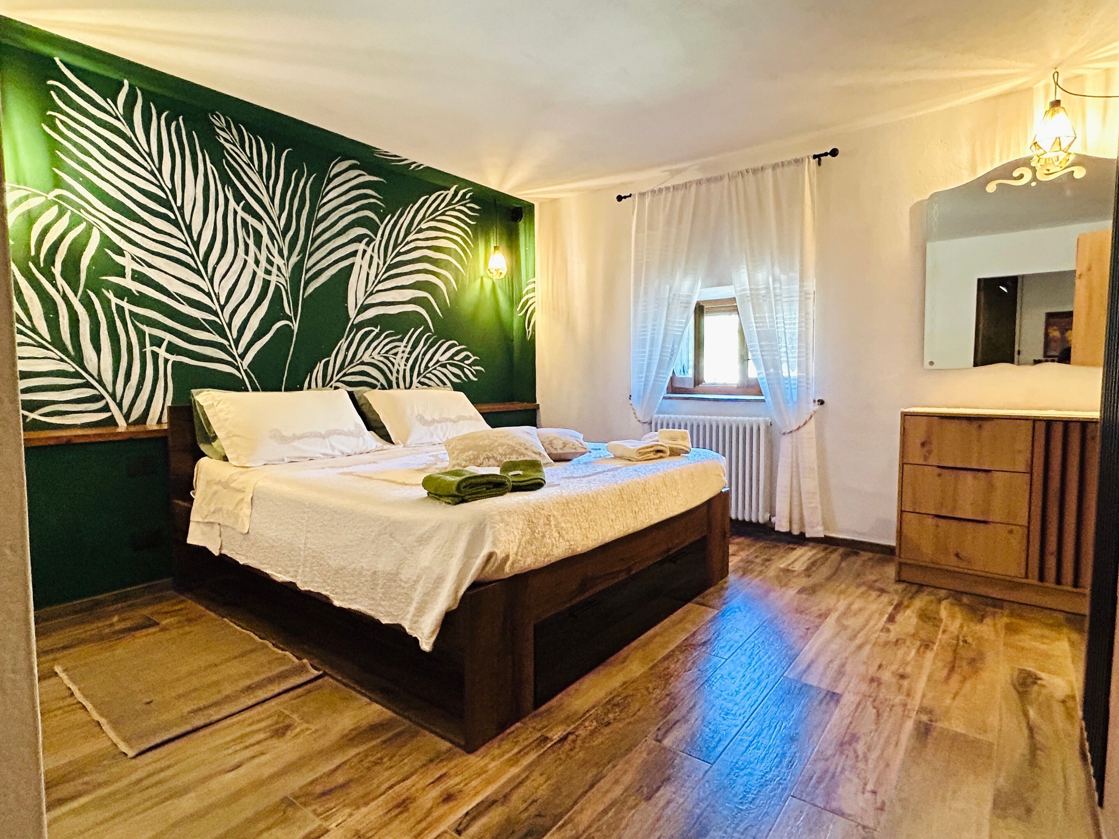Tabla de planchar con plancha, wifi, ropa de cama