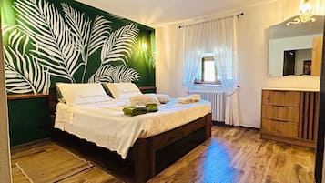 Tabla de planchar con plancha, wifi, ropa de cama