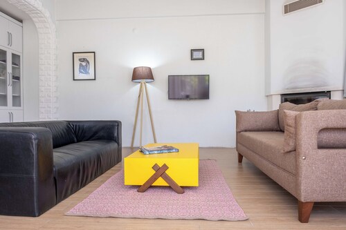 Luna - 2 Bed Apartment with private garden