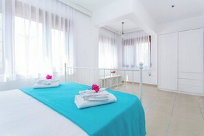 A hotel room with a bed, a balcony, and a wardrobe. - Villa Esma - 3 Bed with private garden (Antalya)