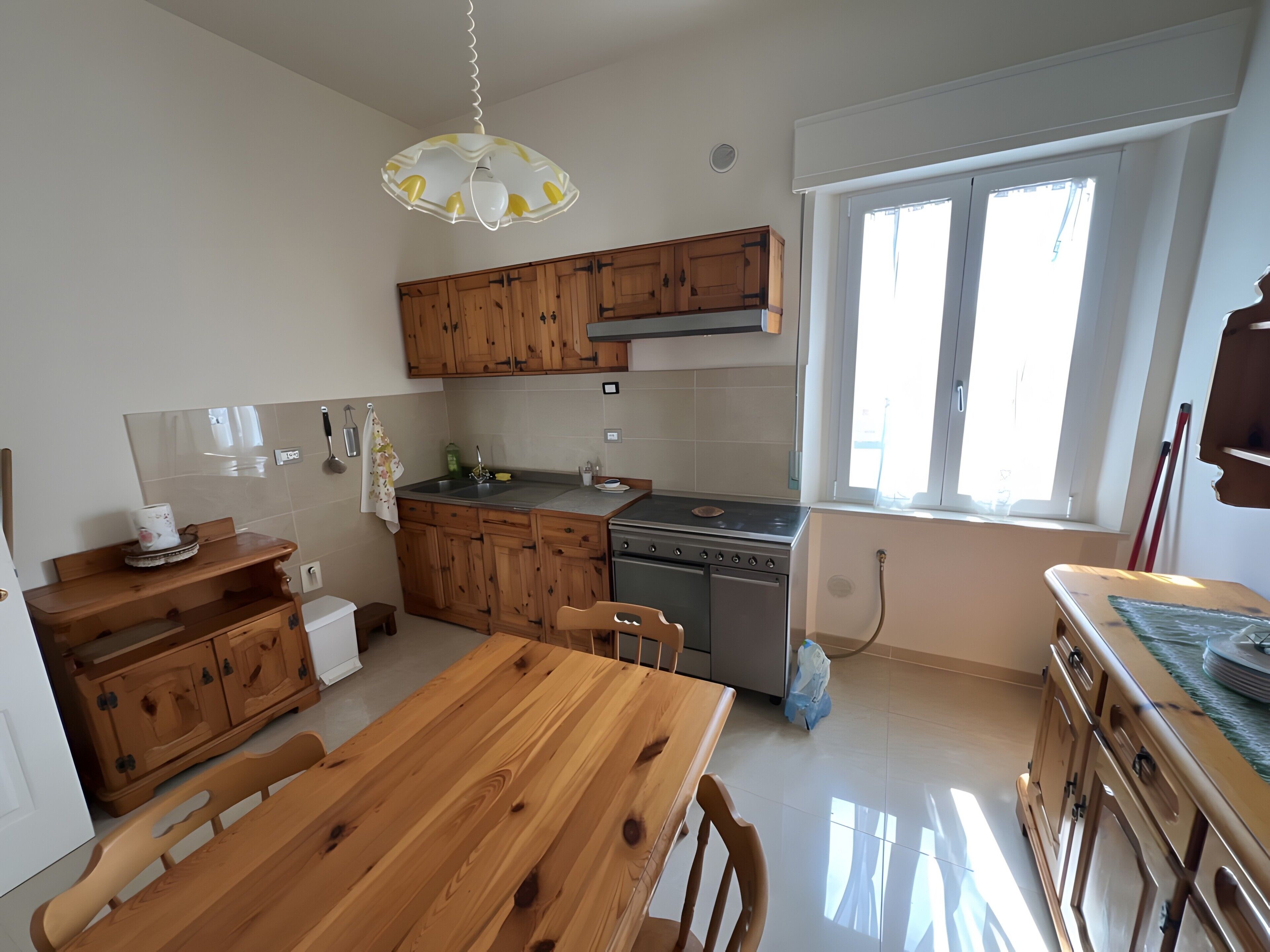 Fridge, oven, stovetop, coffee/tea maker
