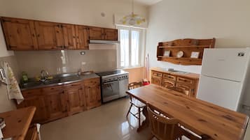 Frigorifero, forno, piano cottura, macchina per tè/caffè