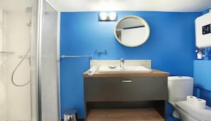 Douche, sèche-cheveux, serviettes fournies, savon