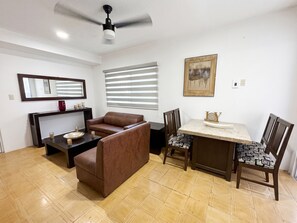 Gallery Apartment | Ruang tamu | 60 inci televisyen LED dengan kabel 
