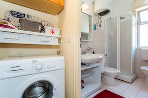 Douche, sèche-cheveux, serviettes fournies