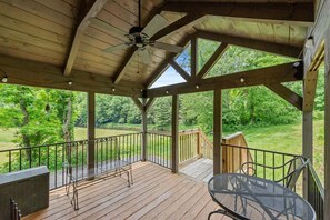 Terrace/patio - New River Views - Cozy Cabin with Fire Pit (Todd)