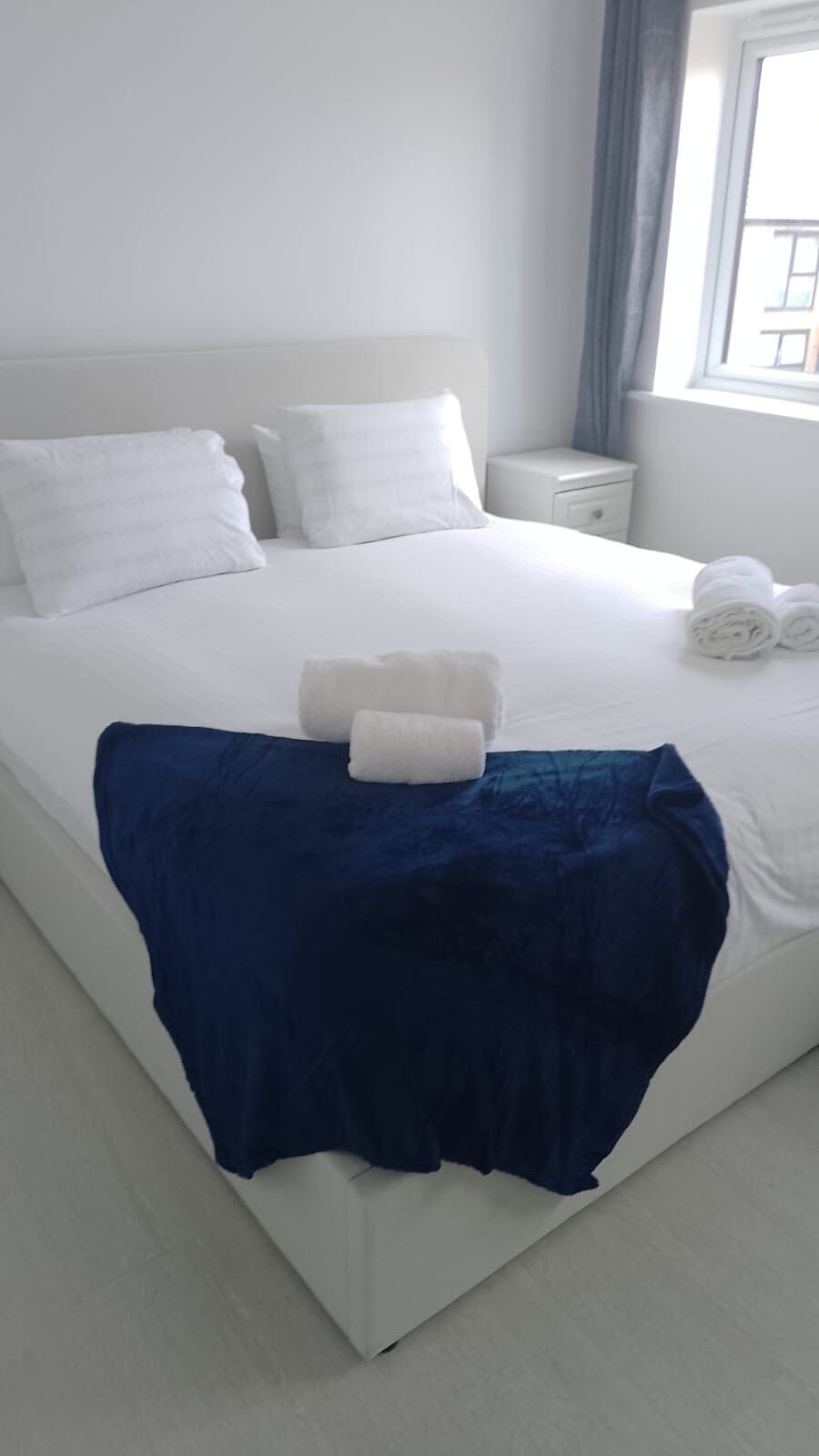 Desk, iron/ironing board, WiFi, bed sheets