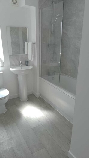 Dusche, Haartrockner, Handtücher, Shampoo