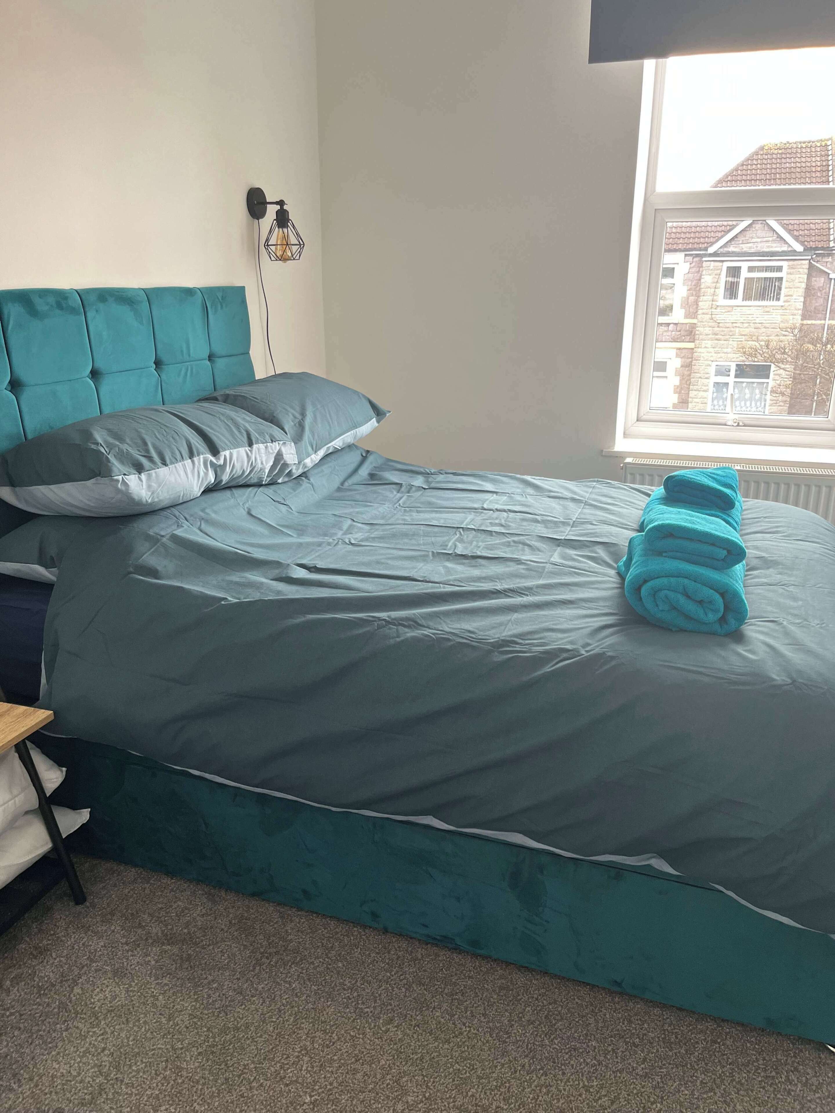 Desk, iron/ironing board, WiFi, bed sheets