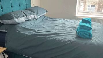 Desk, iron/ironing board, WiFi, bed sheets