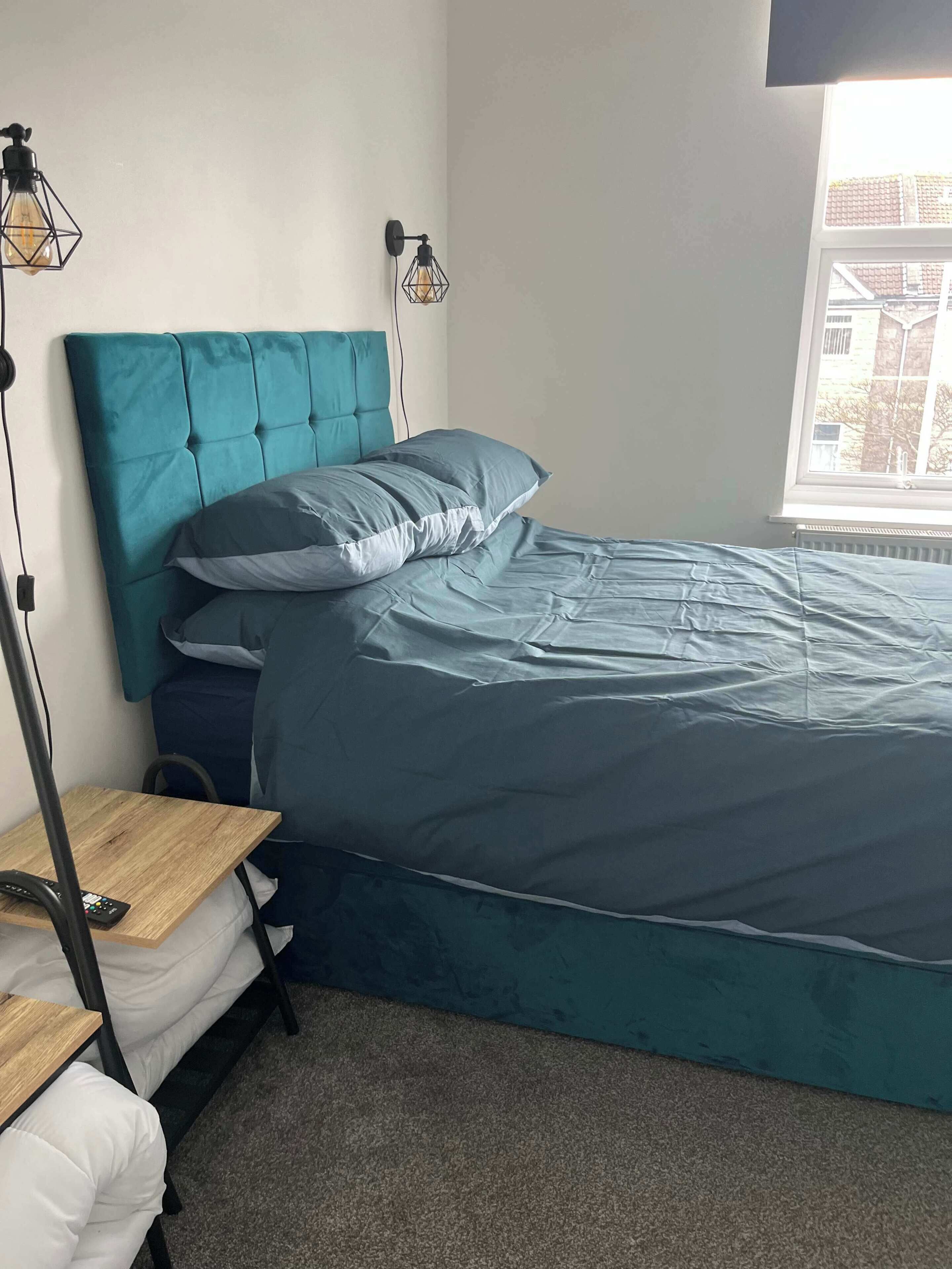Desk, iron/ironing board, WiFi, bed sheets