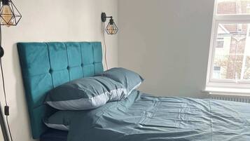 Desk, iron/ironing board, WiFi, bed sheets
