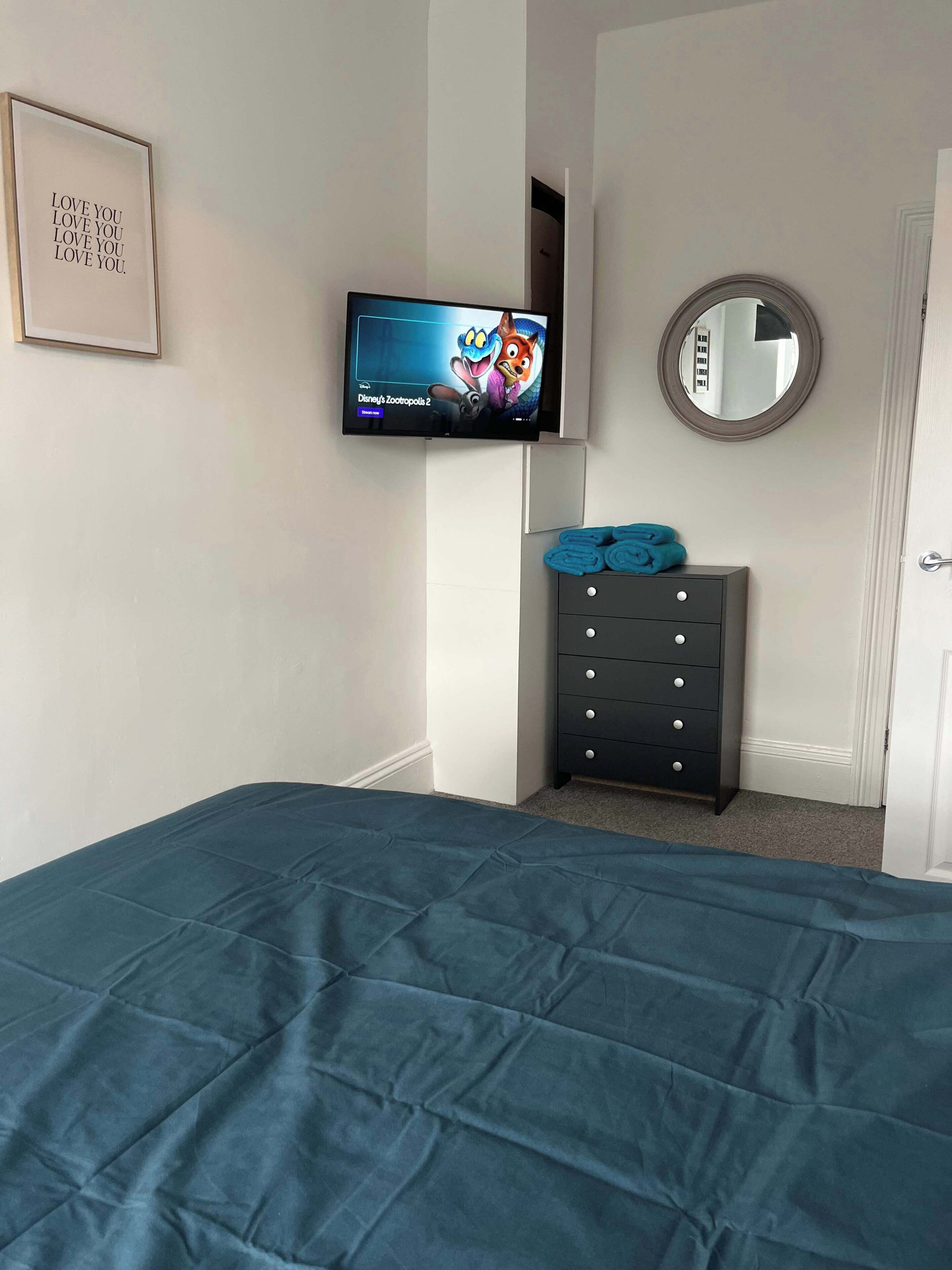 Een bureau, een strijkplank/strijkijzer, wifi, beddengoed