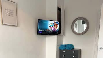 Een bureau, een strijkplank/strijkijzer, wifi, beddengoed