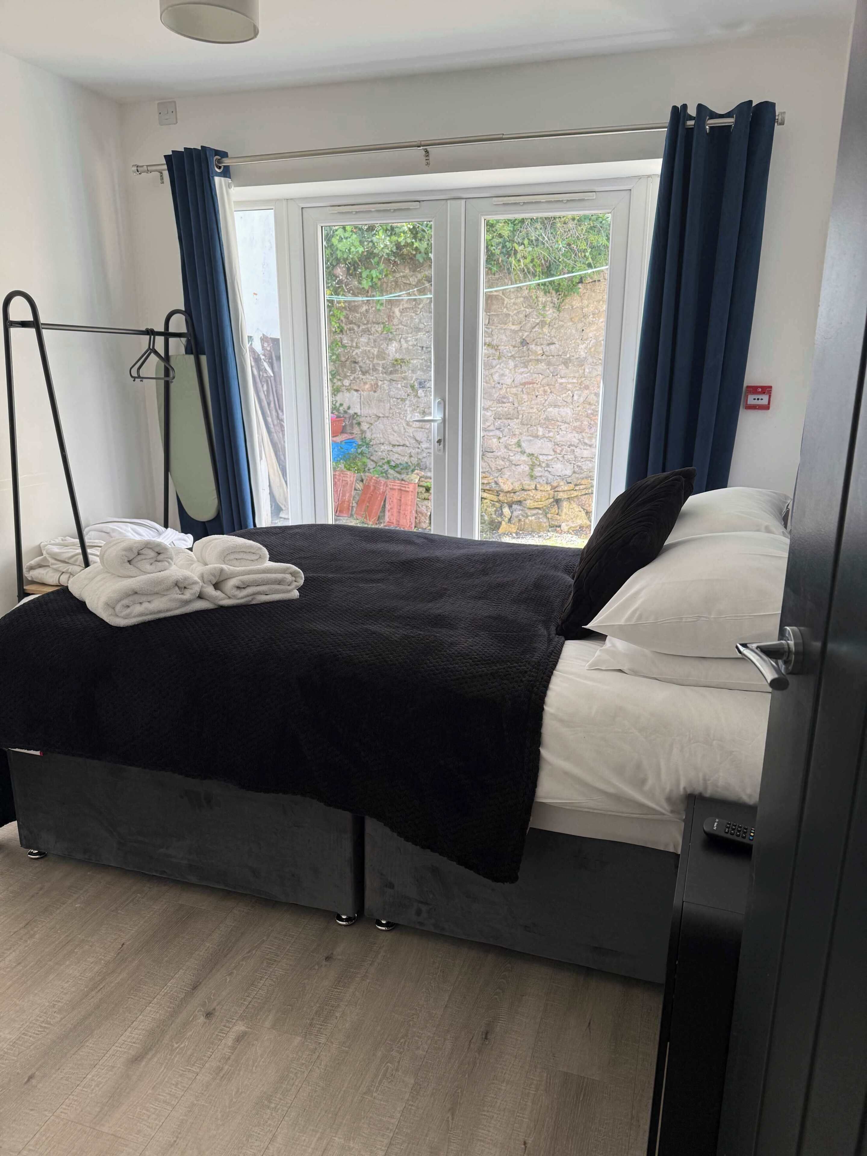 Desk, iron/ironing board, WiFi, bed sheets