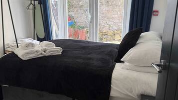 Desk, iron/ironing board, WiFi, bed sheets