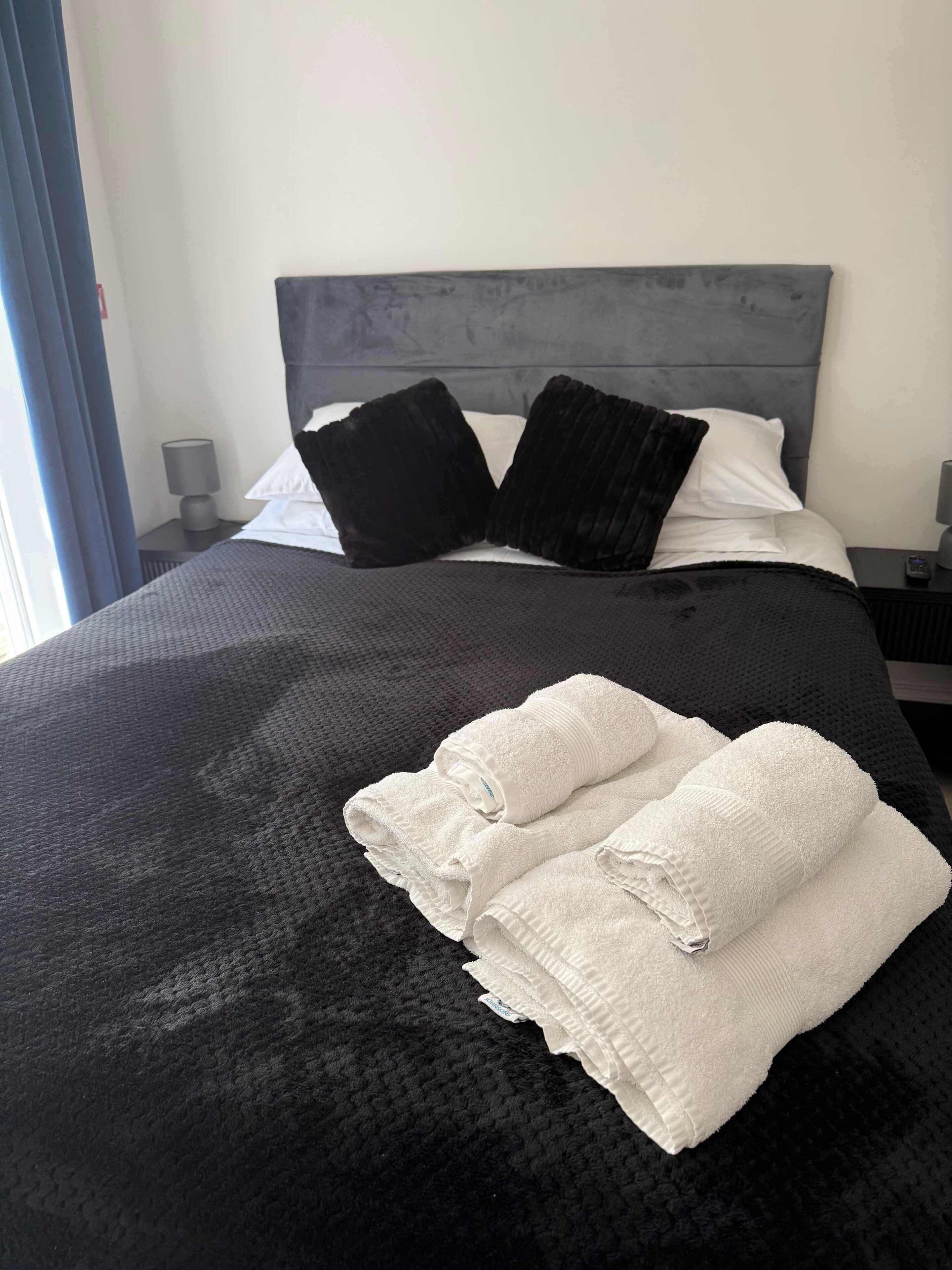 Desk, iron/ironing board, WiFi, bed sheets