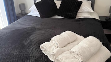 Desk, iron/ironing board, WiFi, bed sheets