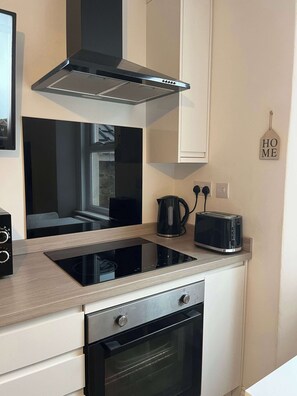 Fridge, microwave, oven, stovetop - 1 Bed Room Flat Close to seafront (Weston-super-Mare)