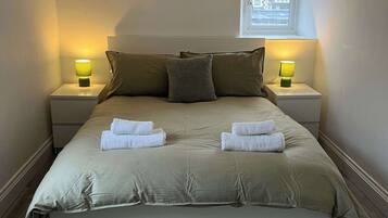 Desk, iron/ironing board, WiFi, bed sheets