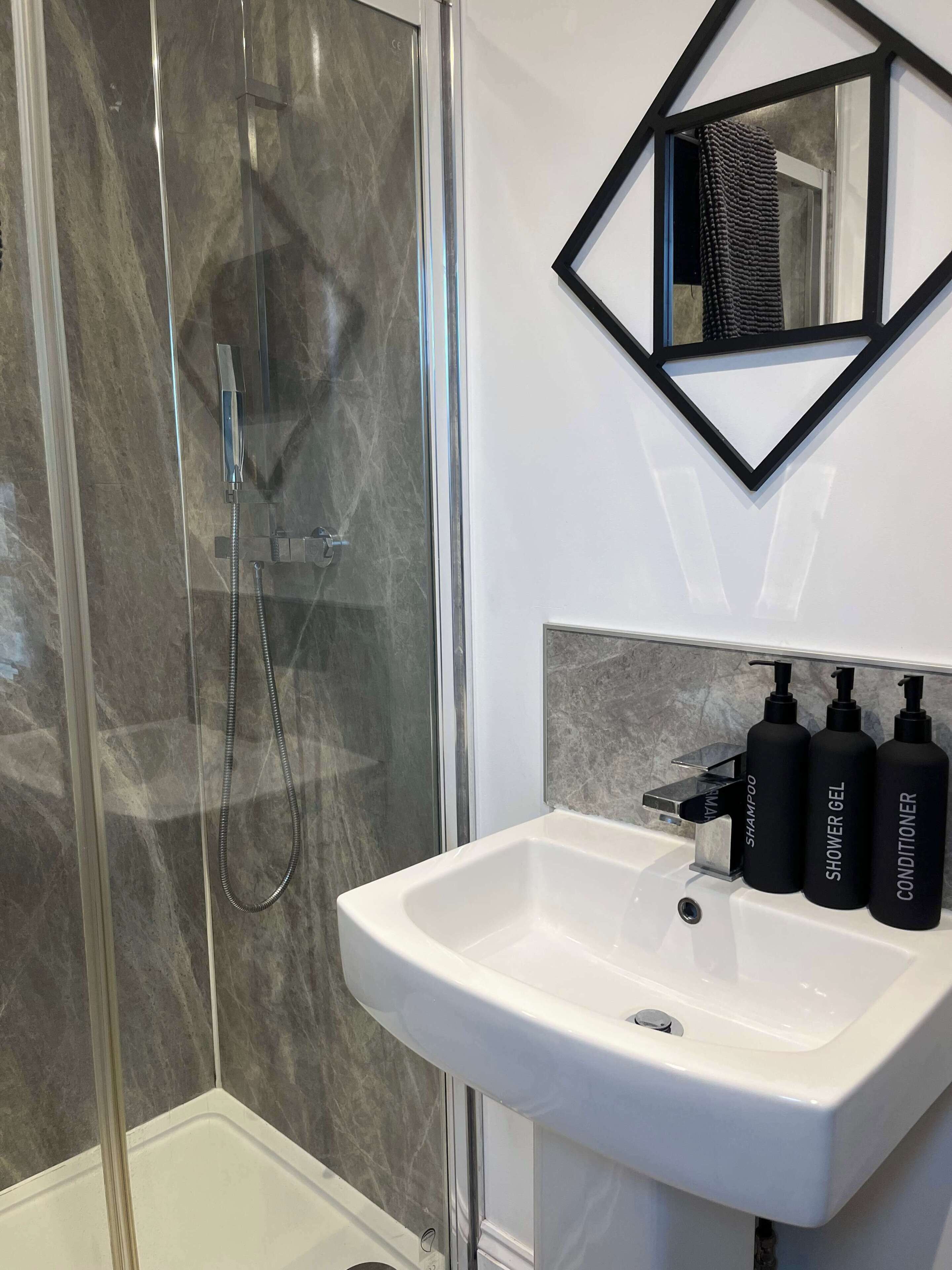 Douche, sèche-cheveux, serviettes fournies, shampoing