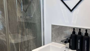 Douche, sèche-cheveux, serviettes fournies, shampoing