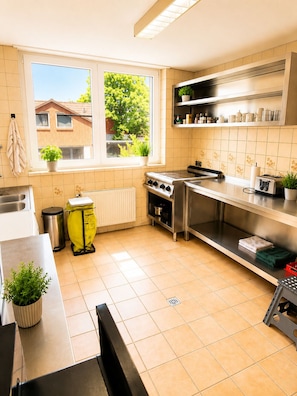 Cozinha moderna com fogão, forno e bancada.