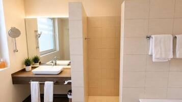 Superior-Dreibettzimmer | Badezimmer | Dusche, Haartrockner, Handtücher, Seife