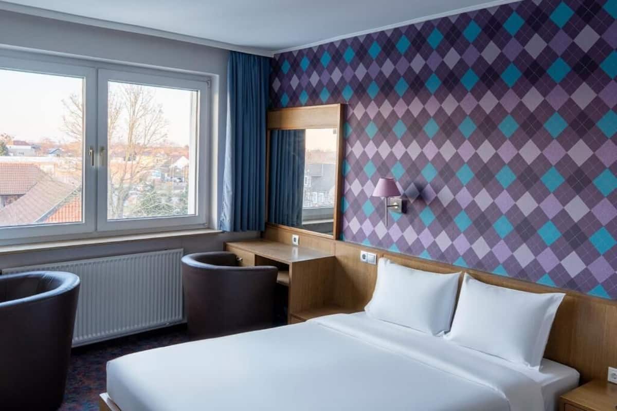 Standard Double Room | Peti besi dalam bilik, meja, ruang kerja komputer riba, kalis bunyi 