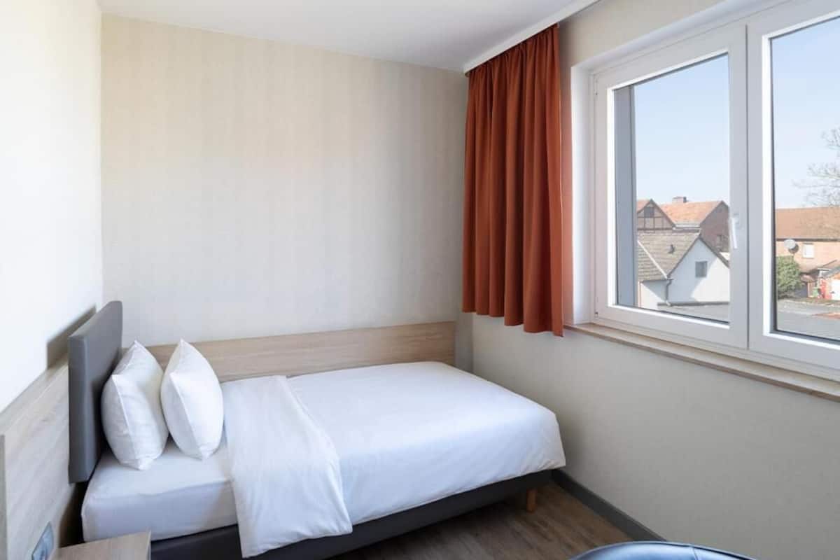 Superior Single Room | Peti besi dalam bilik, meja, ruang kerja komputer riba, kalis bunyi 