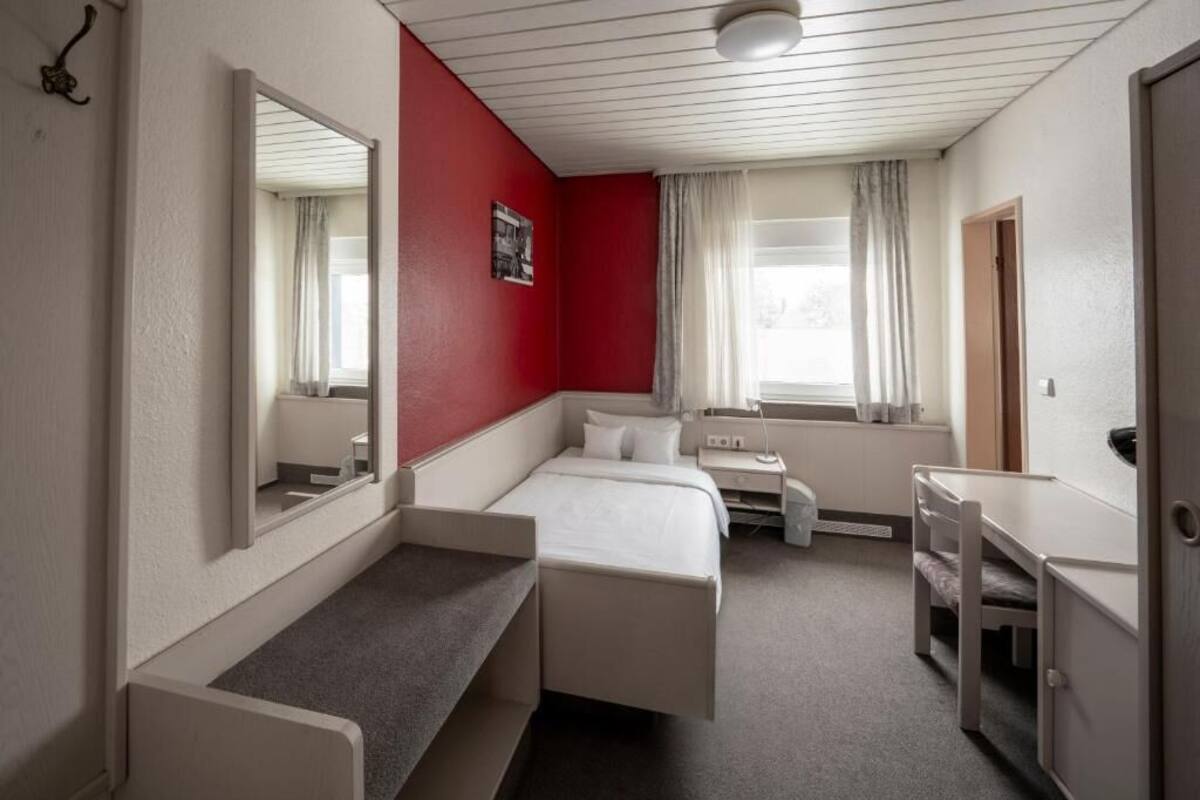 Standard enkelrum | Värdeförvaringsskåp på rummet, skrivbord och arbetsyta för laptop