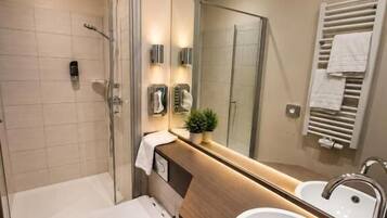 Dusche, Haartrockner, Handtücher, Seife