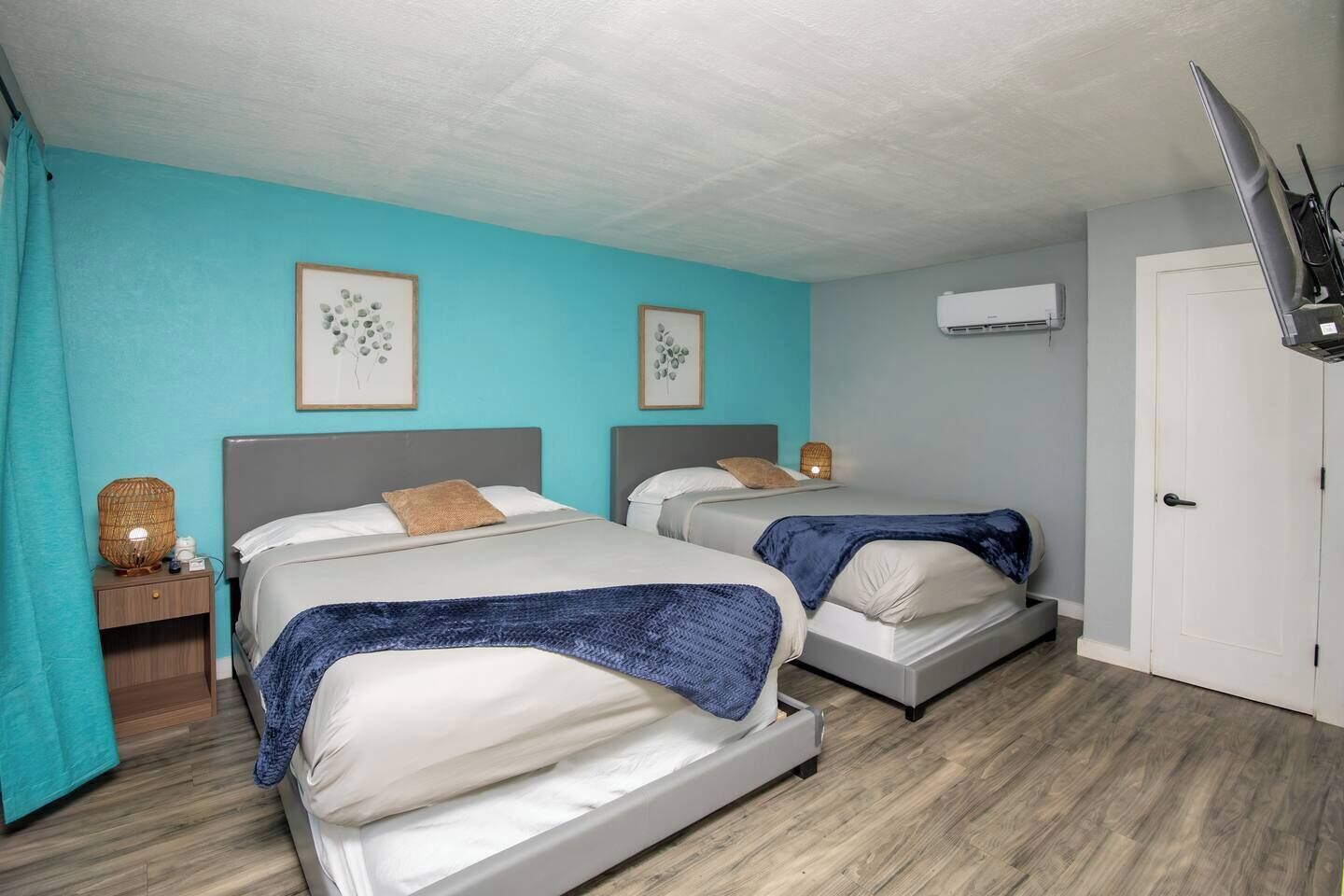Tabla de planchar con plancha, wifi, ropa de cama