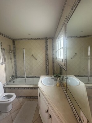 Bathroom - Vrbo Property (Albufeira)