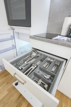 A kitchen drawer with utensils and a built-in scale. - AT_GRA_050_MMASpo_001_033_00_01_A009 (Graz)