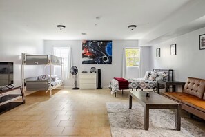 Room - Spacious Open-Concept Studio Near EWR, NYC & NYNJ Stadium (Irvington)