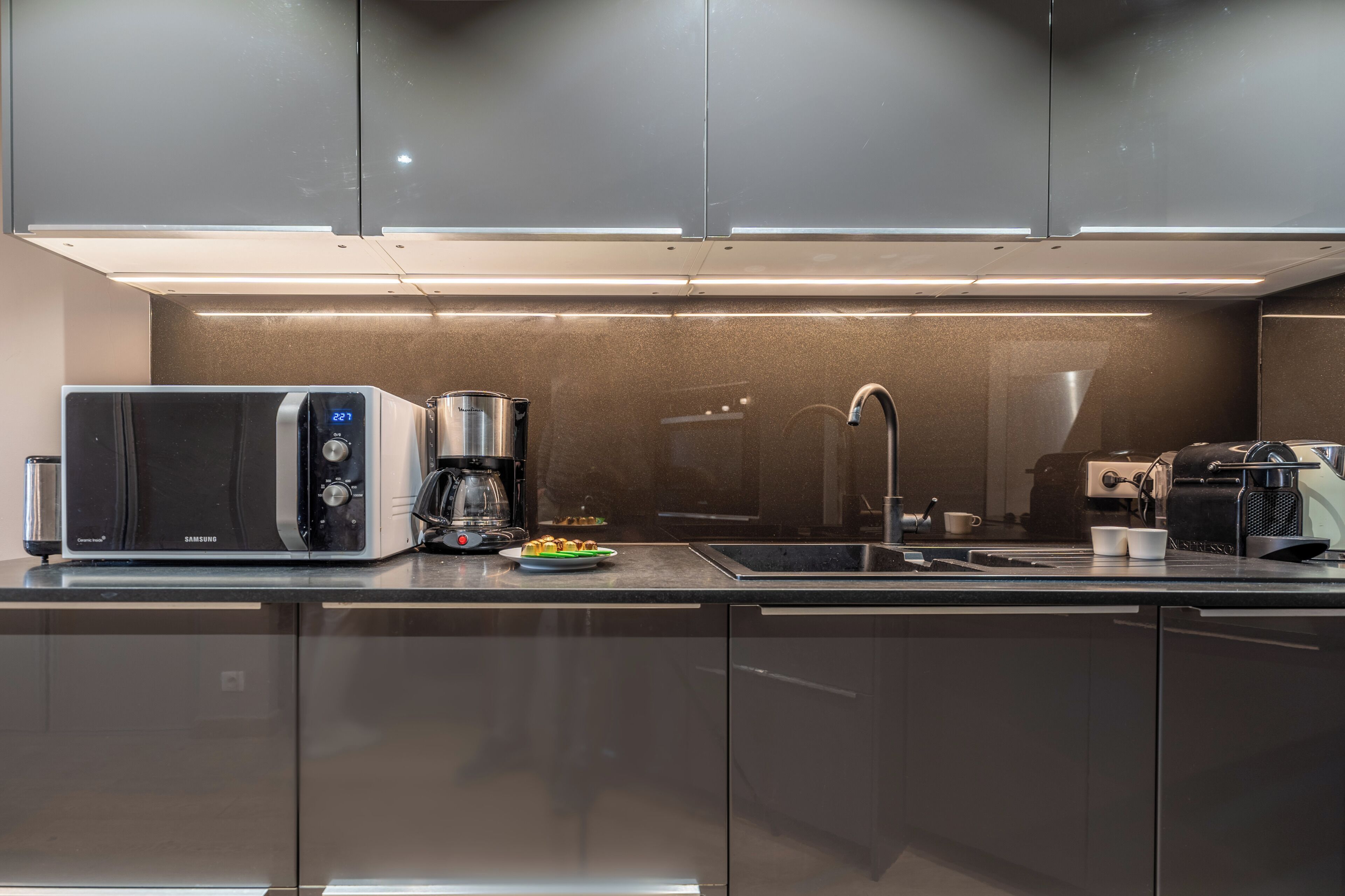 Deluxe Apartment, Balcony, Mountain View | Private kitchen | Fridge, microwave, oven, stovetop