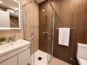 Dusche, Haartrockner, Handtücher, Seife