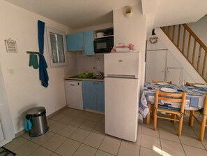 Kühlschrank, Mikrowelle, Herdplatte, Geschirrspüler
