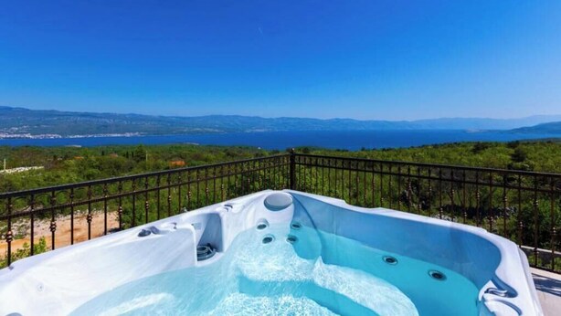 Outdoor spa tub - Villa Glabrova (Krk Island)